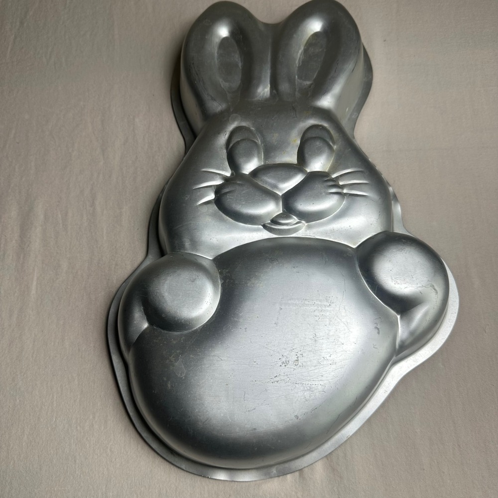 Vintage 1979 Wilton Bunny Rabbit Hugging Egg Easter Cake Pan 502-1913 Aluminum